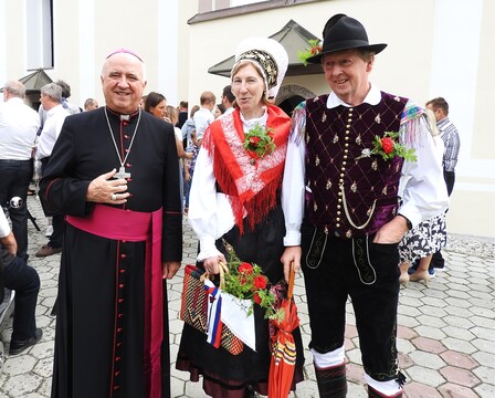 Narodni noši v prijetnem klepetu s pomožnim škofom Šuštarjem